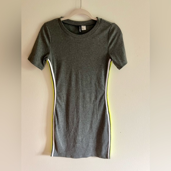Divided Brand Bodycon Casual Mini Dress - Size Medium NWOT - H&M Sporty Dress - Picture 2 of 4